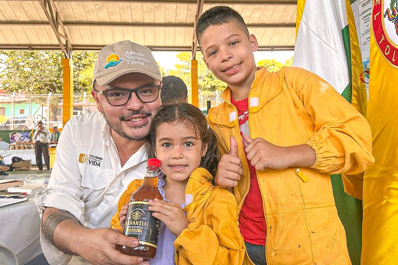 Director-ant-junto-a-ninos