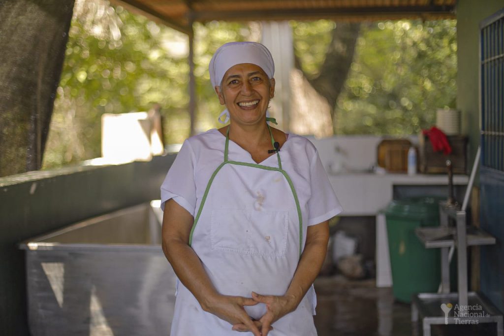 Mujer que trabaja con alimentos con su uniforme de trabajo.