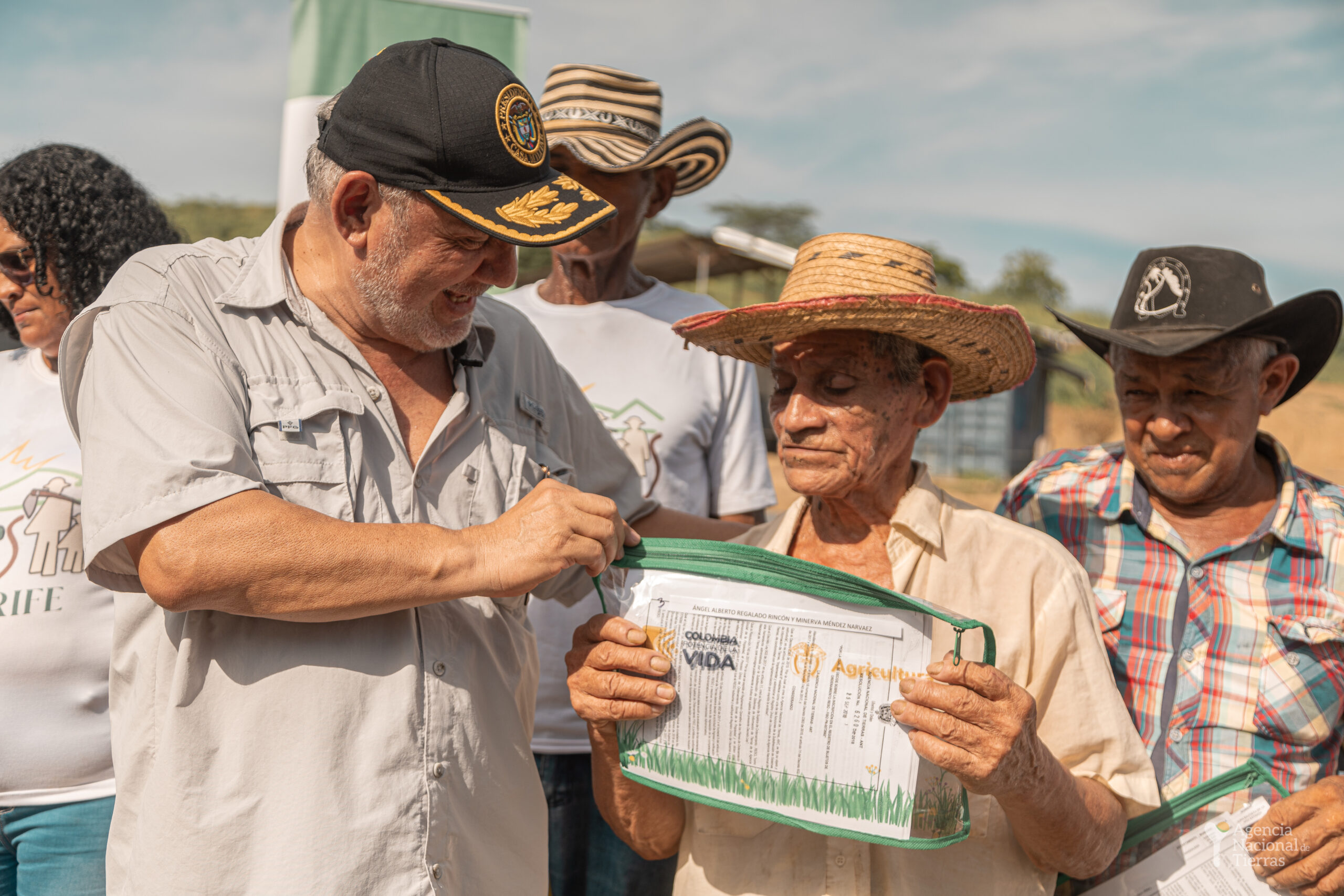 Gerardo Vega, director de la Agencia Nacional de Tierras, entrega el título de propiedad a Ángel Alberto Regalado, campesino de Tenerife, Magdalena.