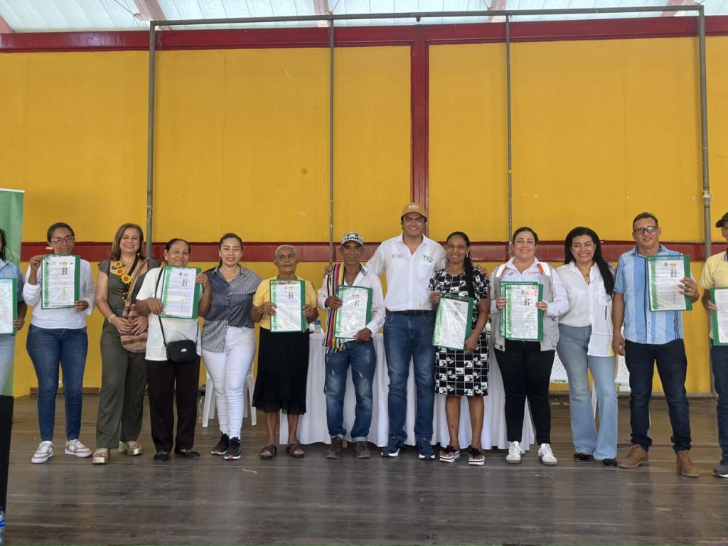 Miembro de la ANT y otras 11 personas beneficiadas de la entrega