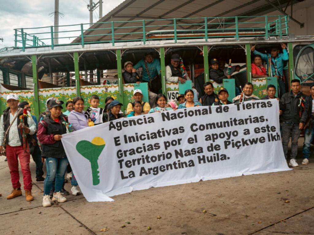 Comunidad indígena con un cartel de agradecimiento hacia la ANT en el Huila.