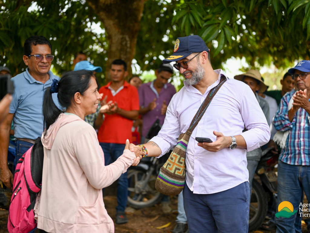 un-hombre-dndose-la-mano-con-una-mujer-frente-a-una-multitud