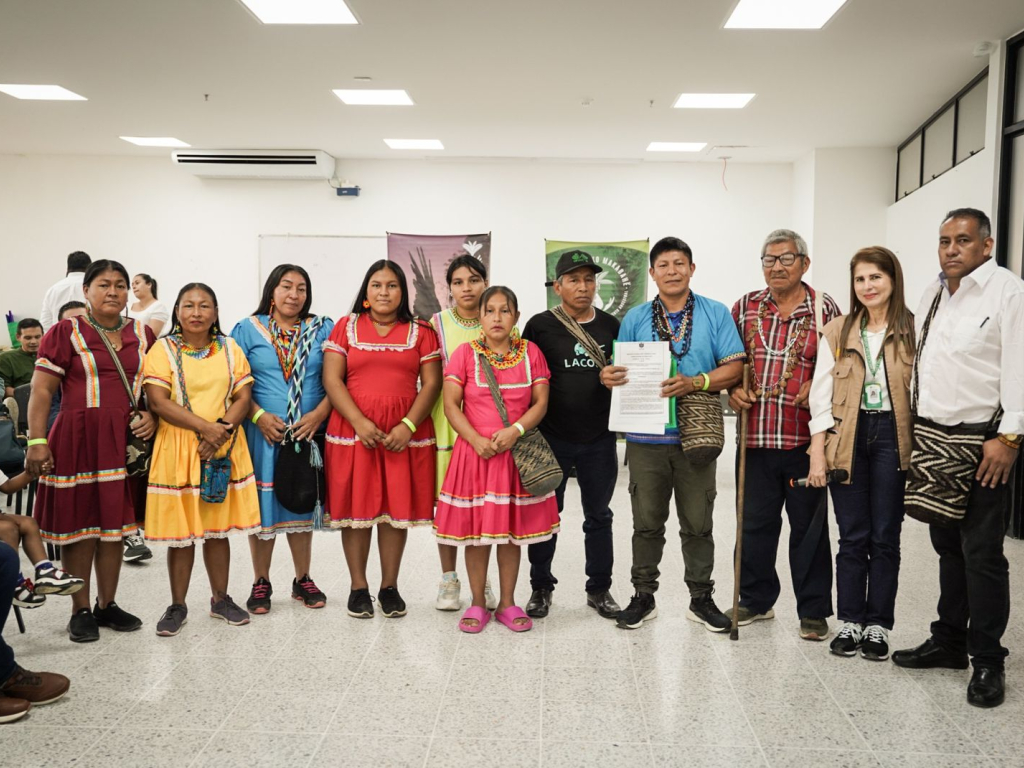 un-grupo-de-personas-con-ropa-tradicional-posando-para-una-foto