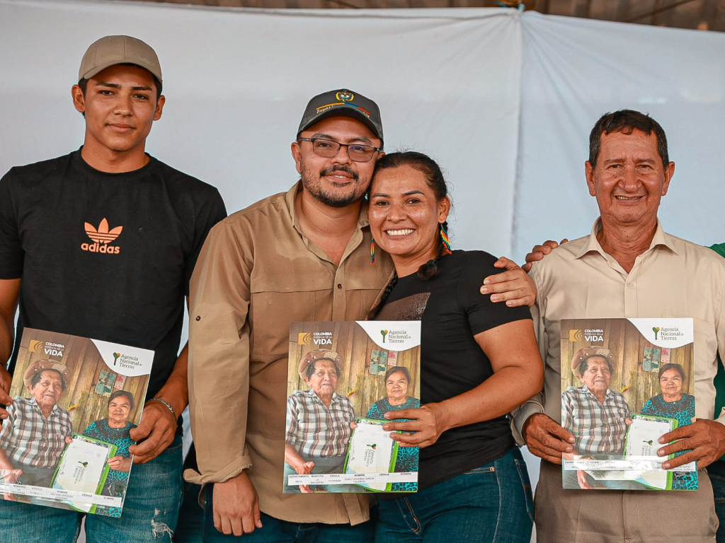 un-grupo-de-personas-sosteniendo-sus-libros