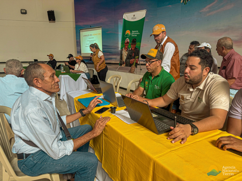 funcionarios-ant-en-mesas-dialogando-con-campesinos