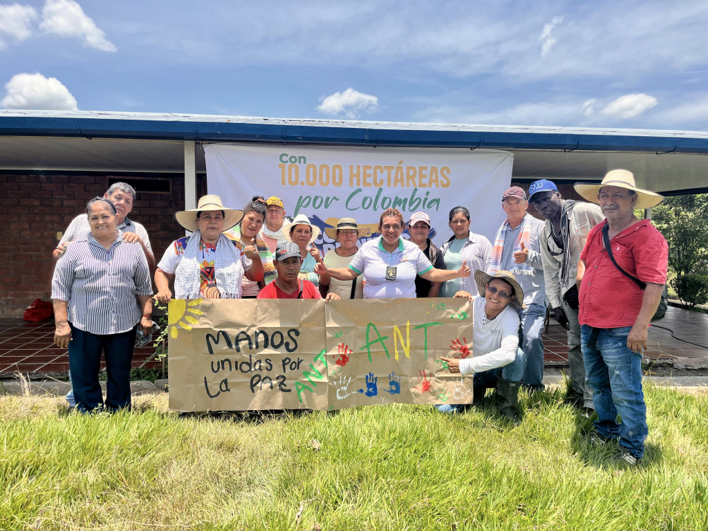 un-grupo-de-personas-parados-frente-a-un-edificio-que-tiene-un-letrero