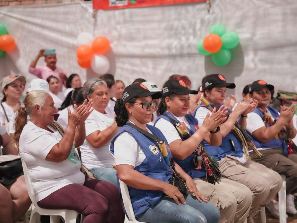  Nombre un-grupo-de-personas-sentadas-en-sillas-con-las-manos-en-alto