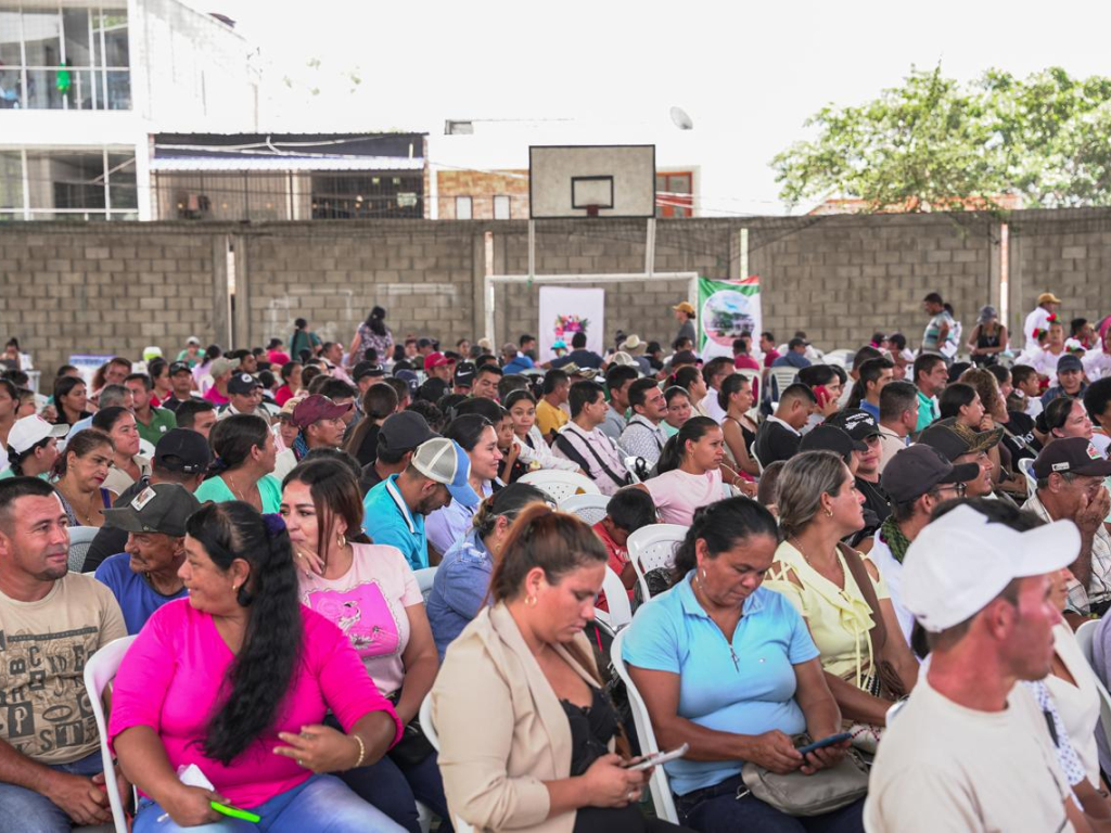 una-gran-multitud-de-personas-sentadas-en-sillas