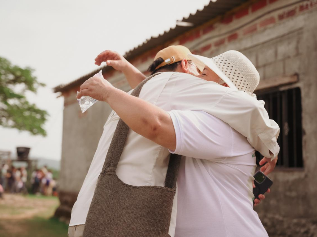 na-mujer-abrazando-a-director-ant-fuera-de-un-edificio