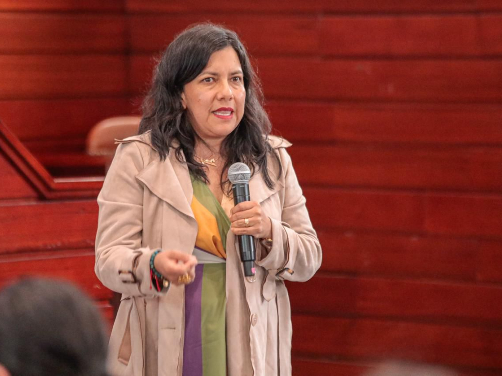 Mujer-hablando-con-un-microfono-en-sus-manos