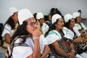 grupo-de-indigenas-reunidos