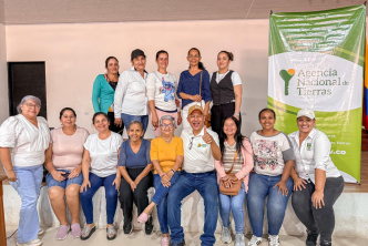 un-grupo-de-mujeres-y-hombres-posando-para-una-foto