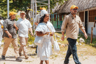 indigena-arhuaco-y-director-ant-caminando-por-un-camino-de-tierra