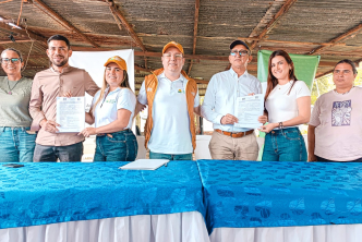 un-grupo-de-personas-de-pie-alrededor-de-una-mesa-con-un-mantel-azul