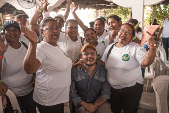 un-grupo-de-personas-posando-para-una-foto-con-las-manos-en-alto