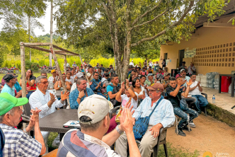 un-grupo-de-personas-sentadas-alrededor-de-una-mesa-celebrando