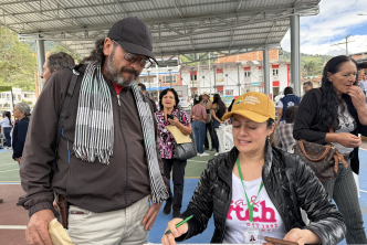 un-hombre-y-una-mujer-firmando-papeles-en-una-mesa