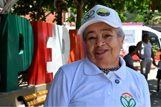 una-mujer-que-lleva-un-sombrero-blanco-se-encuentra-frente-a-un-gran-aviso