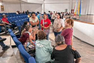 un-grupo-de-personas-sentadas-en-una-habitacion