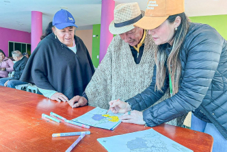 un-grupo-de-personas-estan-dibujando-sobre-una-mesa