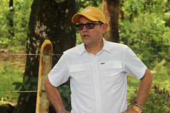 un-hombre-con-camisa-blanca-y-sombrero-amarillo-parado