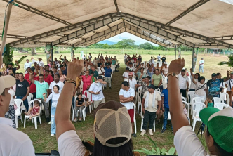 personas-con-camisas-blancas-y-sombreros-paradas-debajo-de-una-tienda