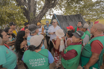 un-grupo-de-personas-paradas-alrededor-del-director-ant-y-una-tienda-de-campana