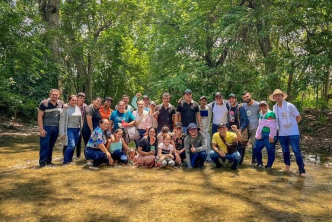 un-grupo-de-personas-posando-para-una-foto-en-el-bosque