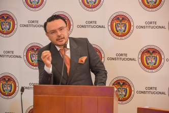 director-ant-dando-un-discurso