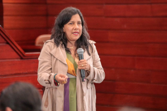 Mujer-hablando-con-un-microfono-en-sus-manos