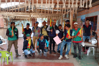 un-grupo-de-personas-posando-para-una-foto-con-banderas