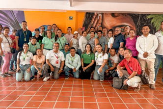 un-grupo-de-personas-posando-para-una-foto-frente-a-un-mural