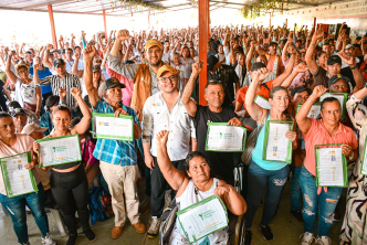un-grupo-de-personas-sosteniendo-certificados-en-una-habitacion
