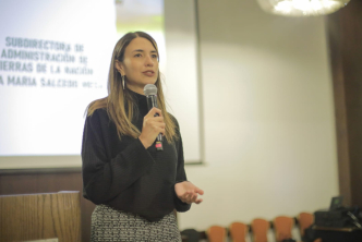 una-mujer-dando-una-presentacion-frente-a-una-pantalla