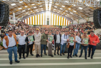 Funcionarios de la ANT entregando títulos en Boyacá