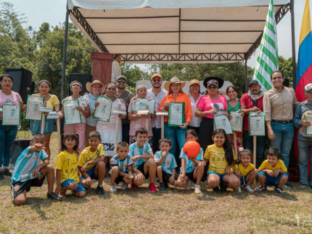 Varias personas, entre niños, adultos, personas de la tercera edad y miembros de la ANT.