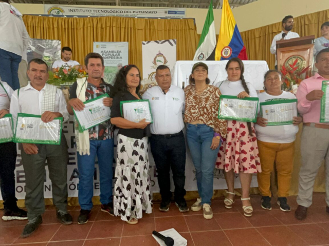Entrega de títulos en Putumayo.