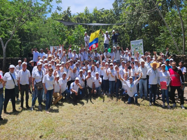 Familias desplazadas del tolima en entrega de títulos en Tolima