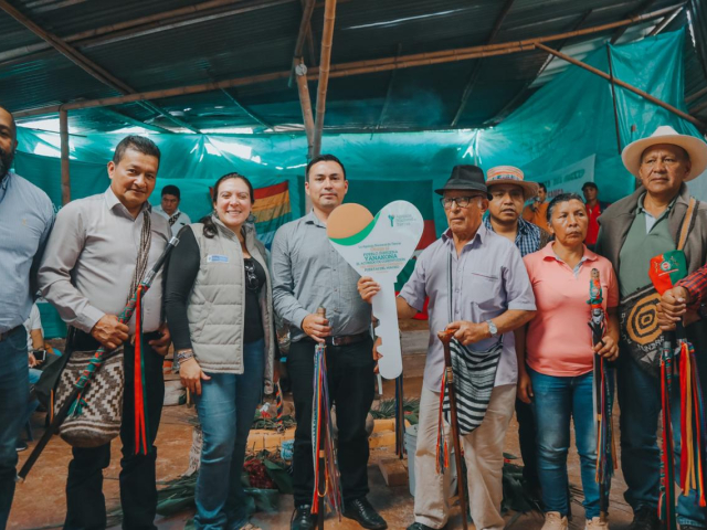 Directora de la ANT en compañía de 7 representantes del resguardo indígena Puertas del Macizo del Pueblo Yanacona, formalizando la constitución del resguardo indígena Puertas del Macizo del Pueblo Yanacona en la Sierra, Cauca.