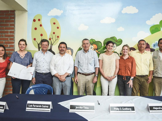 Aparecen cinco hombres y cuatro mujeres en la firma de memorando de entendimiento en Cáceres – Antioquia.