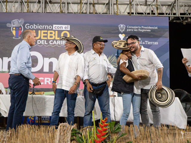 Entrega de la comandancia a manos del Presidente Gustavo petro.