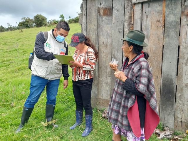 Agente de la ANT con campesinas de Boyacá