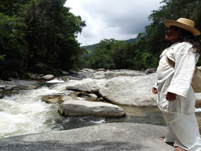Indígena miembro del resguardo Kogui Malayo Arhuaco en un río en La Guajira.