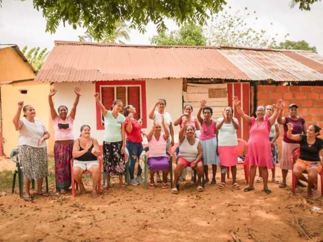 Grupo de 12 mujeres beneficiadas con la entrega de tierras.