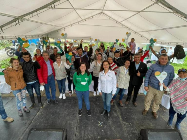 Grupo de campesinos de Pasca beneficiados con entrega de subsidios por la ANT