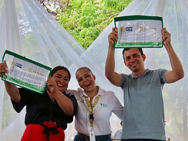 Foto de entrega de títulos a dos personas.