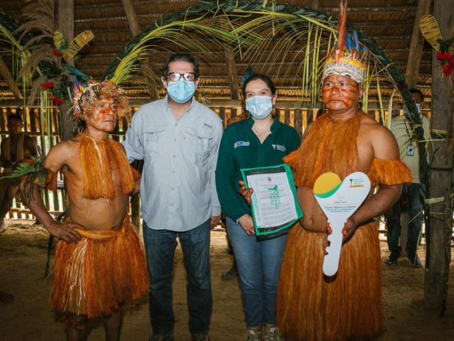 Representantes de la comunidad indígena Tiitanho Nijaamu-La Libertad del pueblo Yagua, junto a la ex directora, Myriam Carolina Martínez y el ex Ministro de Agricultura y Desarrollo Rural, Rodolfo Zea Navarro