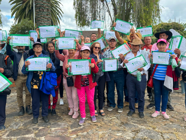 Familias campesinas de Pachavita y Chinavita, Boyacá después de recibir sus títulos