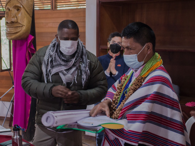 Funcionario de la ANT entregando título a indígena de Inga Santiago en Putumayo