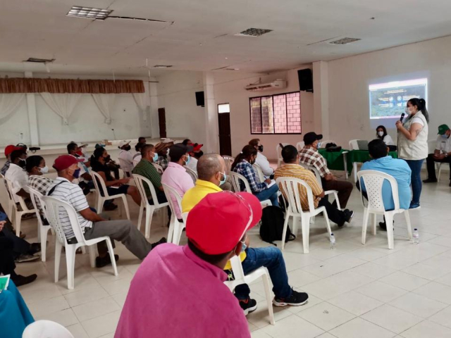 Personas escuchando la conferencia brindada por la ANT
